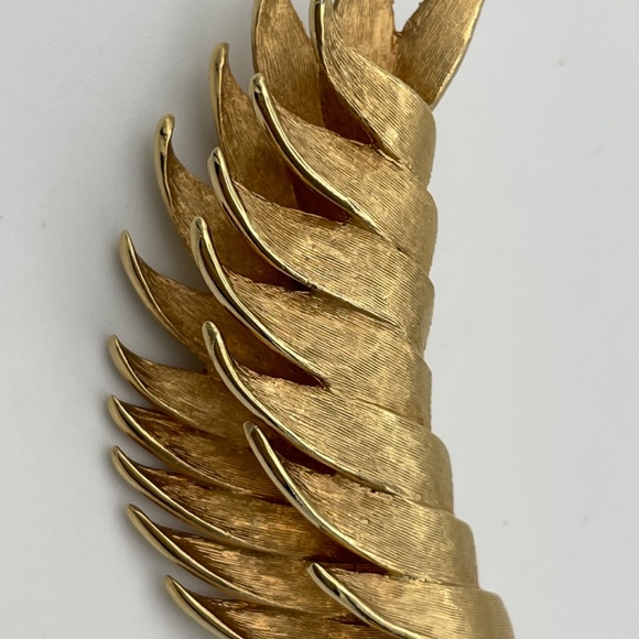 Vintage Marcel Boucher Gold  Tone Layered  Floral Leaf  Brooch Signed Numbered - Picture 7 of 7